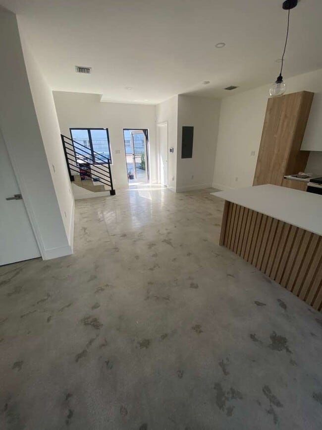 Building Photo - Elegworld 6233 NW 20 Ave
