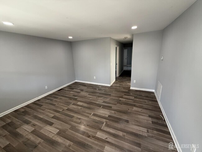 Building Photo - 280 William St