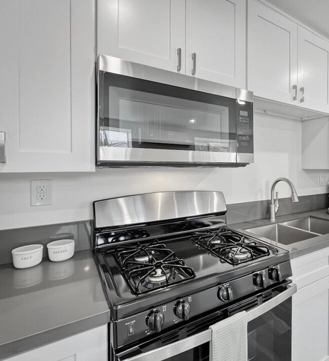 Building Photo - Peaceful 1 Bedroom Garden-Level Apartment ...