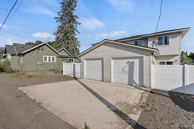 Building Photo - 1817 Spokane