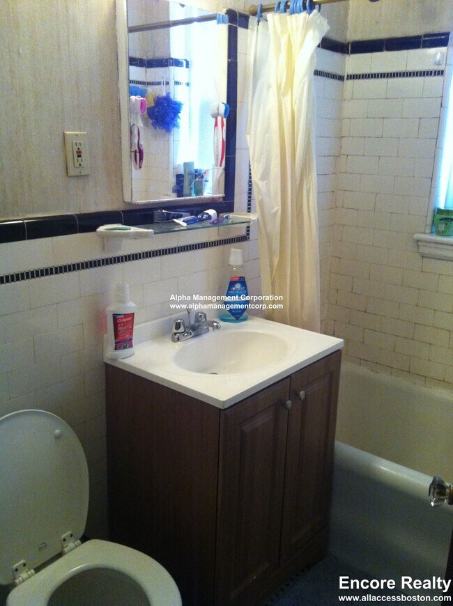 Building Photo - 349 Pleasant St