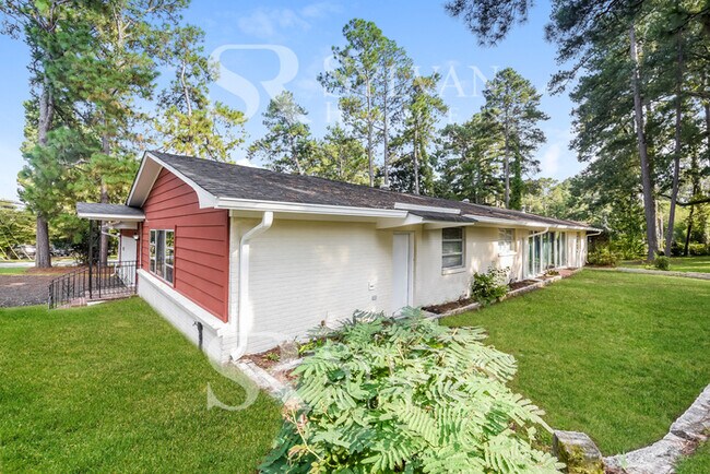 Building Photo - Enjoy one-level living in this 3 bedroom, ...