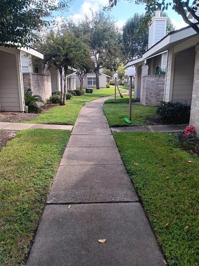 Building Photo - 11941 Bob White Dr