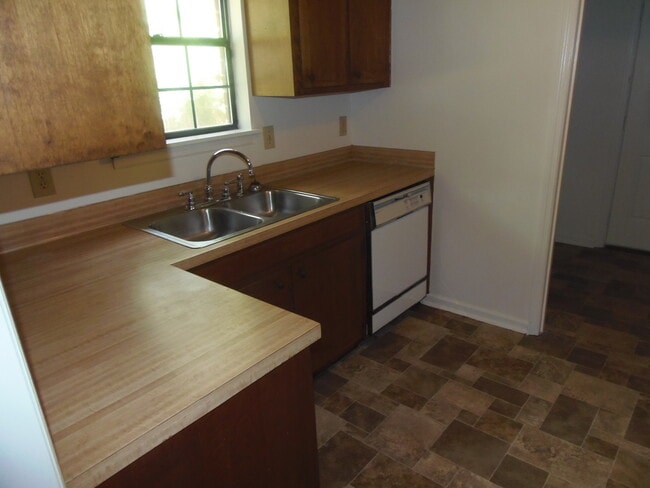 Building Photo - Charming 1 Story Brick Home