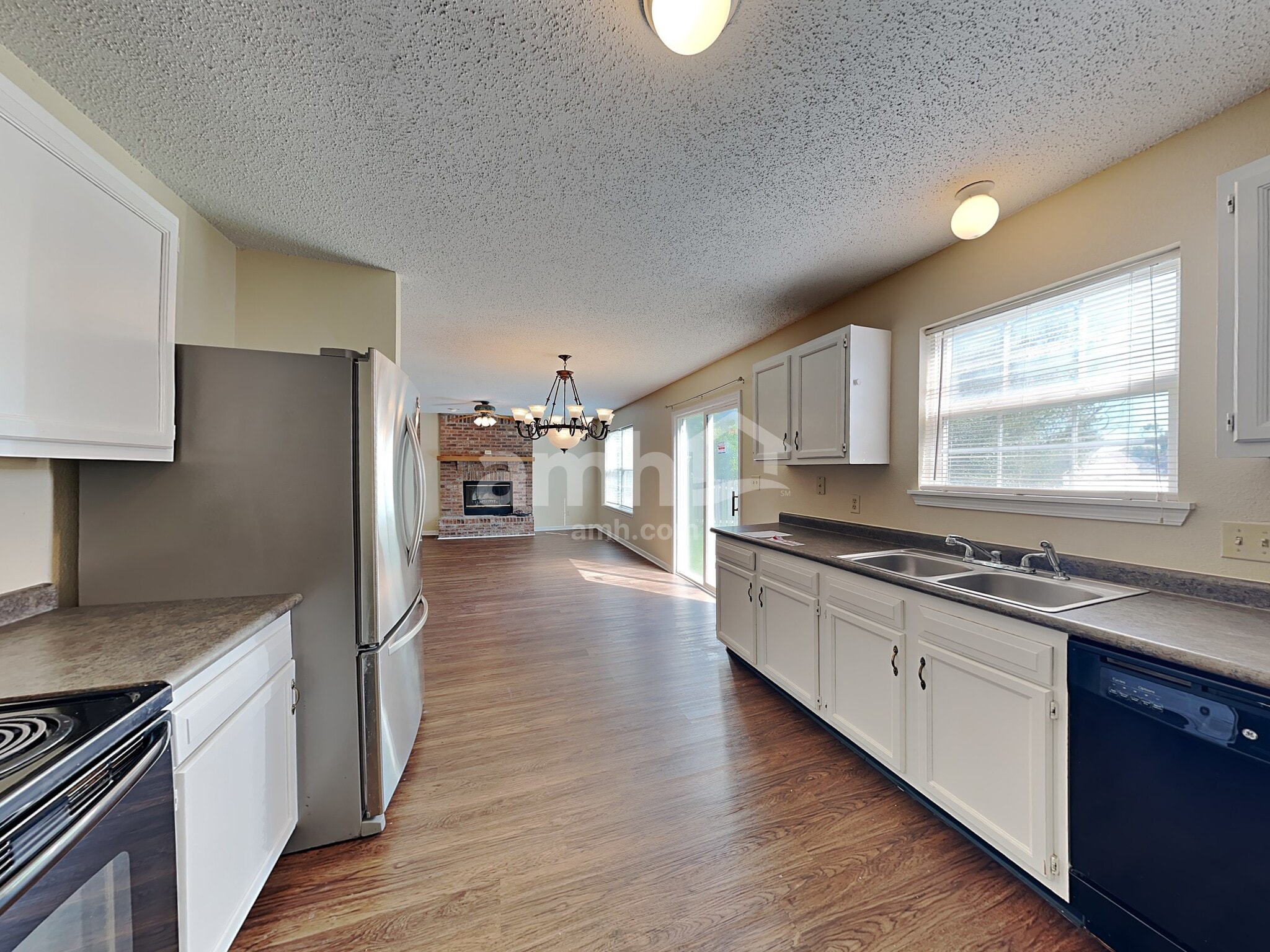 Building Photo - 143 E Pine Ridge Dr