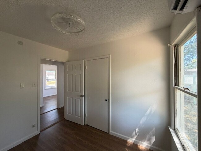 Building Photo - 1701 Islla Dr