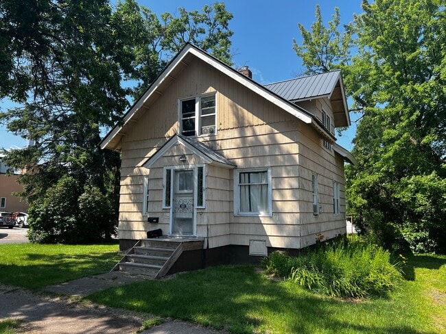 Primary Photo - 1111 Ave F