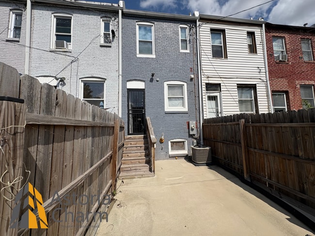 Building Photo - Updated 2 Bed Home with Backyard and Great...
