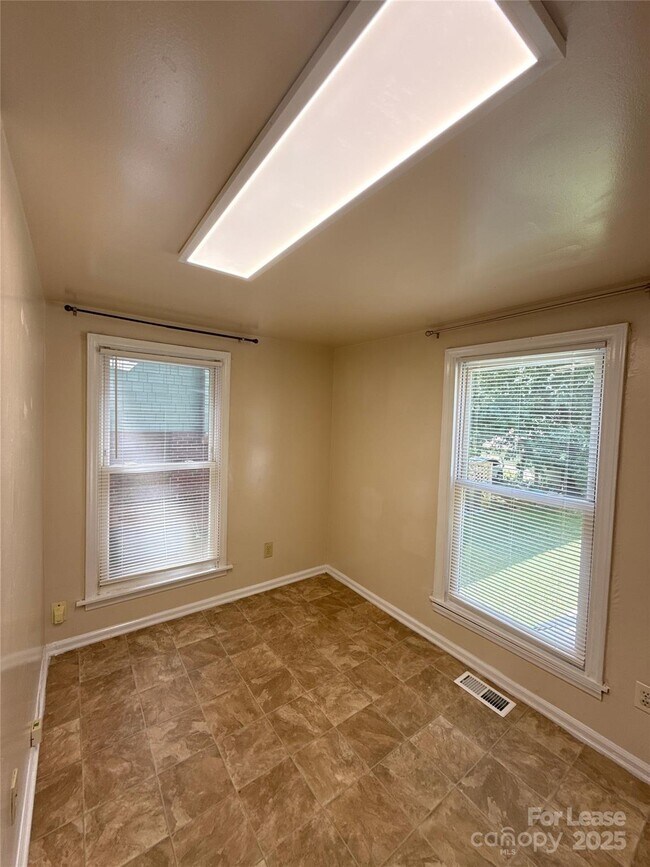 Building Photo - 1433 Pecan Ave