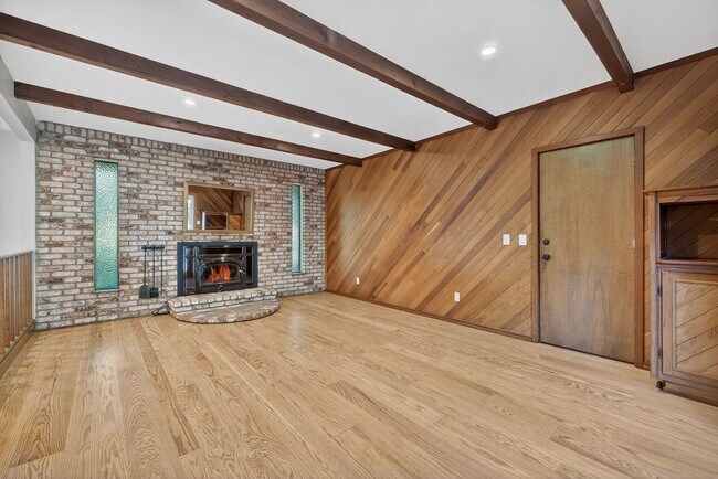 Building Photo - Charming 3-Bed / 2-Bath Retreat on Over an Acre in Sebastopol