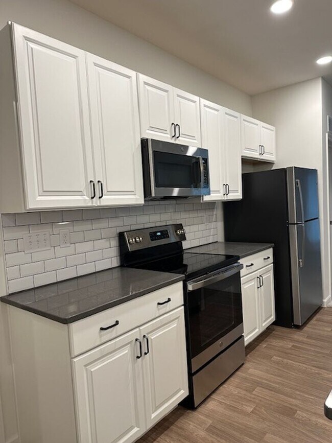 Building Photo - 7884 Oakbrook Dr