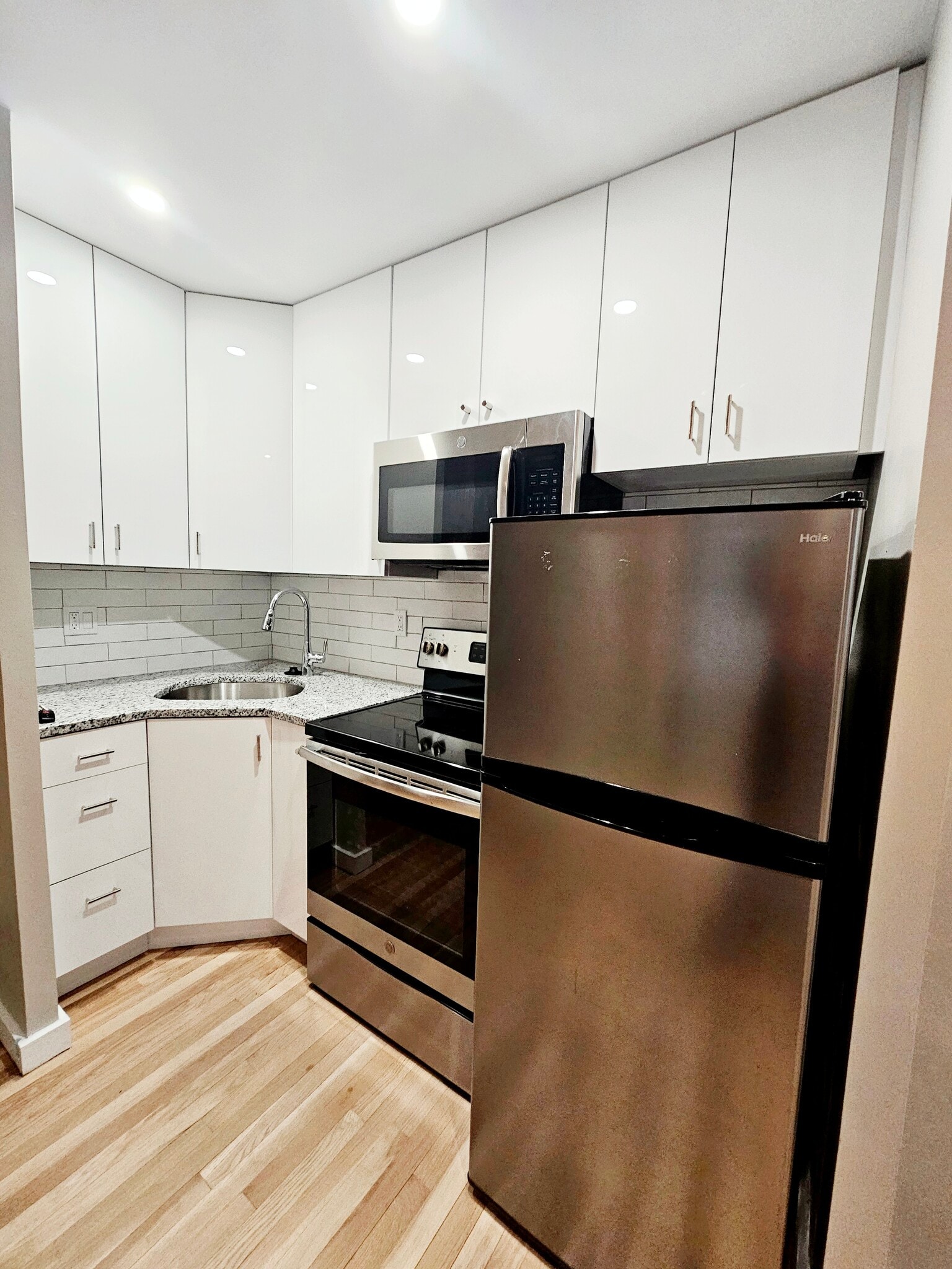 Building Photo - 82 Phillips St