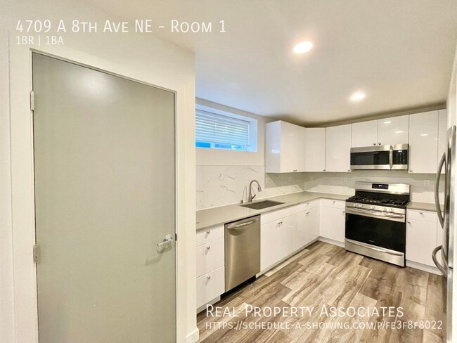 Building Photo - Modern Townhome with ROOMS Available in Un...