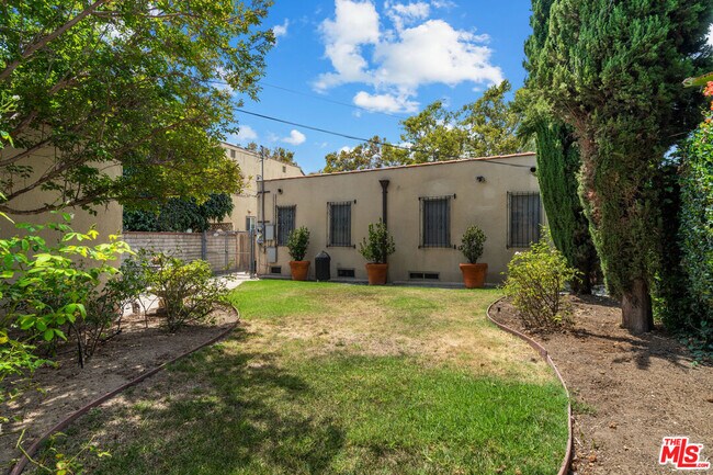 Building Photo - 830 N Orange Dr