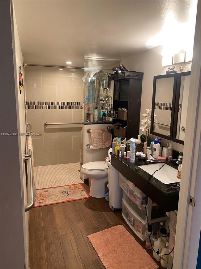 Building Photo - 200 Leslie Dr