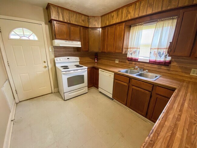 Building Photo - 2BR/1BA Duplex Near McNeese State University