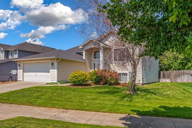Building Photo - 5 bed 3 bath split level near State Line