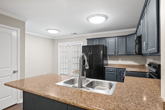 Building Photo - Updated Townhome near Tennova Hospital