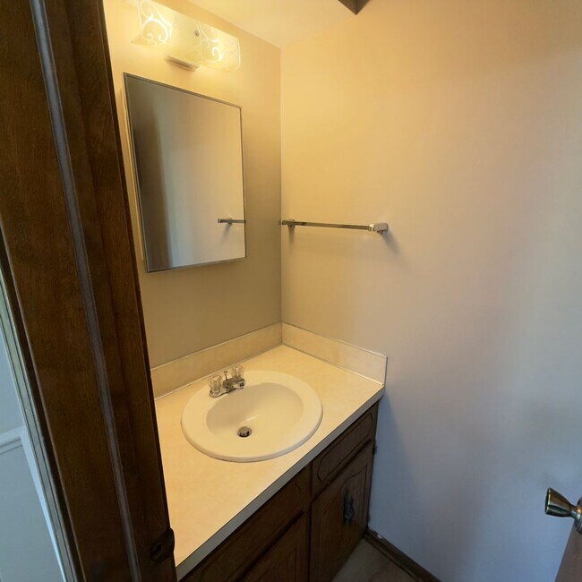 Building Photo - Updated Two Bedroom Duplex in Jenison!