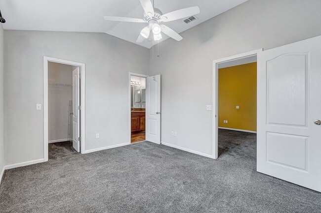 Building Photo - ***TWO WEEKS FREE*** Stylish 3BR Townhome with Garage & Walk-In Closet