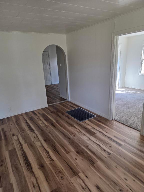 Building Photo - 204 E 7th St