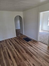 Building Photo - 204 E 7th St