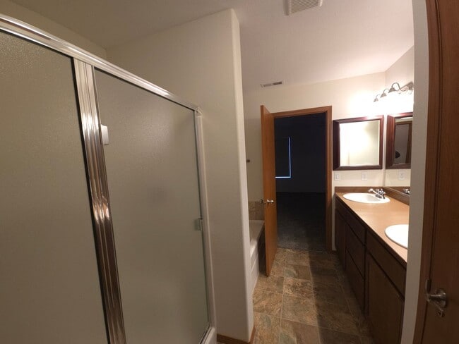 Building Photo - Beautiful house in CDA