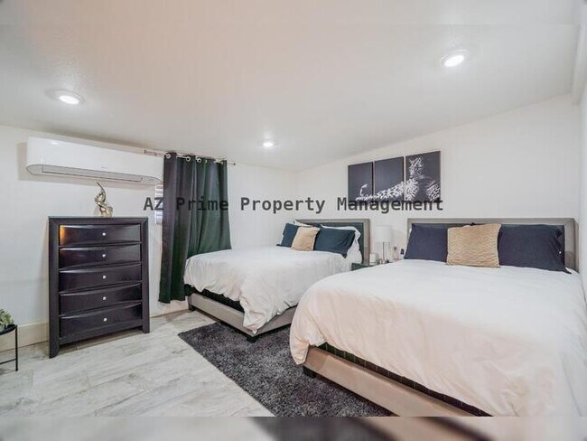 Building Photo - 1942 W Indianola Ave