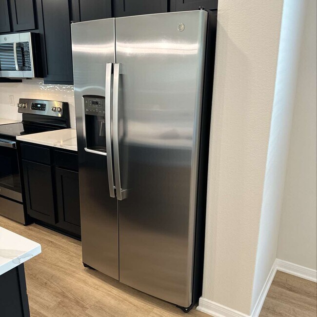 Building Photo - 704 La Parra Bend