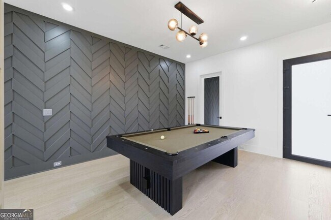 Building Photo - 556 Versailles Dr