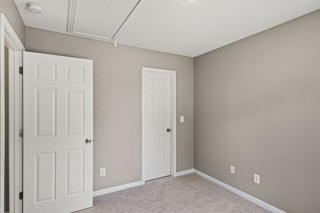 Building Photo - Great 3 Bedroom Home with Large Yard and 1 Car Garage! Raleigh-Available July 15th!