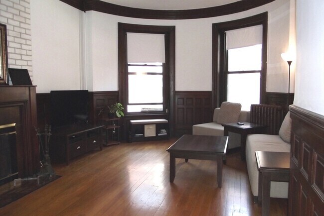 Building Photo - 924 Beacon St