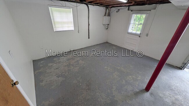 Building Photo - 3/2 House W/ Basement Garage/Storage