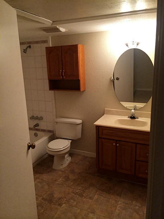 Building Photo - 2100 Tanglewilde St