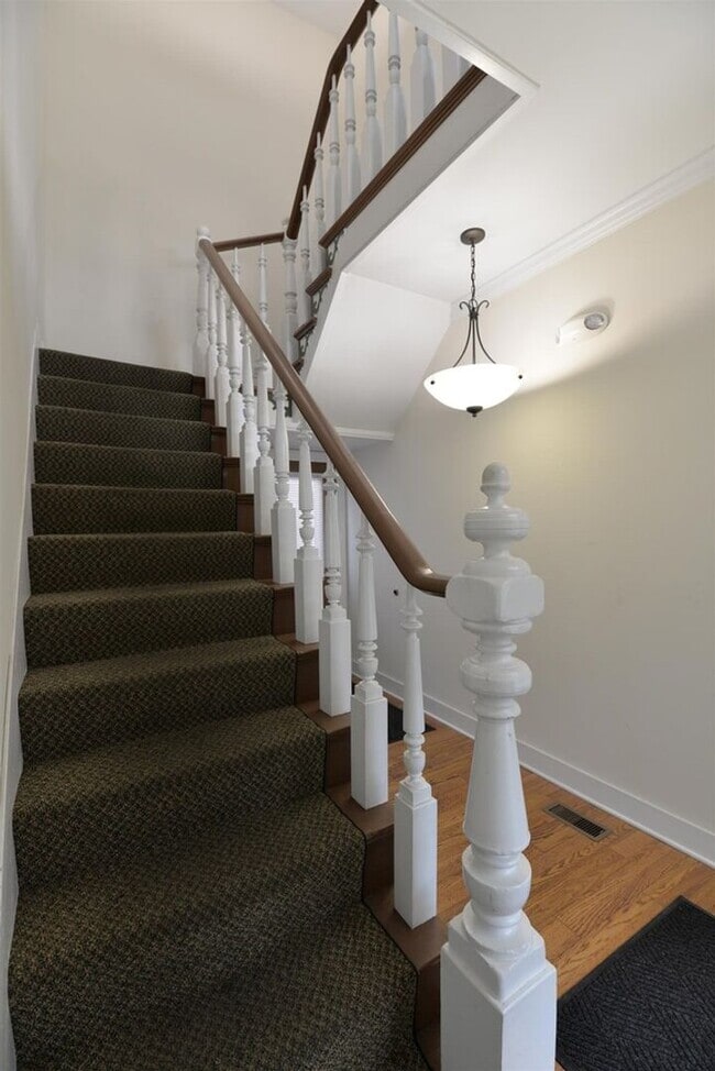 Building Photo - 1 bedroom with den