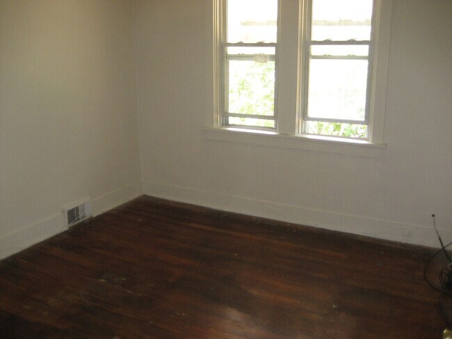 Building Photo - 3 Bedroom Home in Beechview - 1.5 Bath.