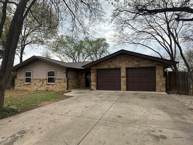 Building Photo - 108 Belaire Cir