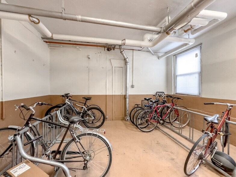 Building Photo - 4752 N Paulina St
