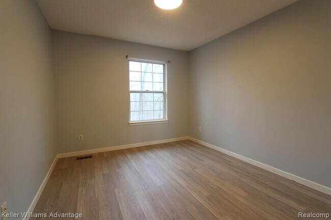 Building Photo - 41498 Cornell Dr