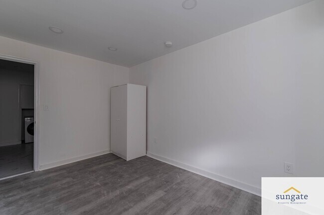 Building Photo - 208 Lloyd St