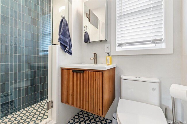 Building Photo - 13 Colonial Ln