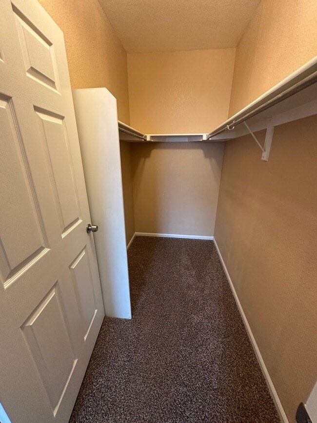 Building Photo - Move in ready 2-bedroom Condo- Community P...