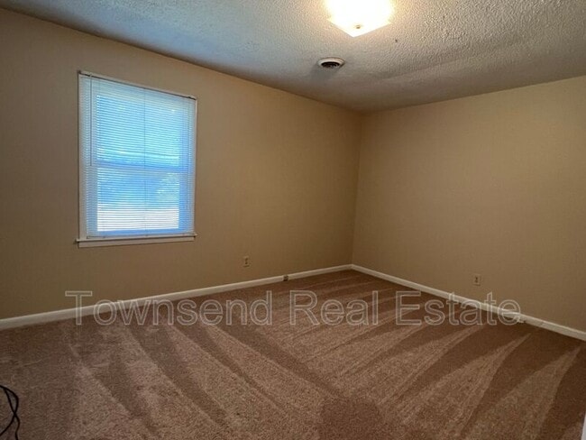 Building Photo - 5675 Livingston Dr