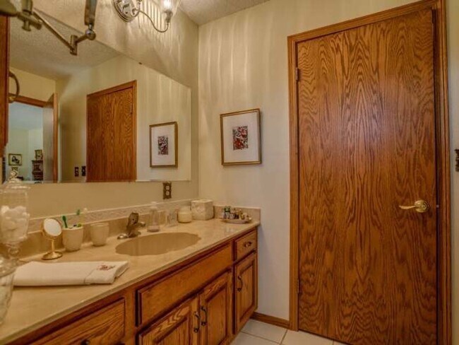 Building Photo - Beautiful 4 Bedroom 3 Bathroom Home With 2...