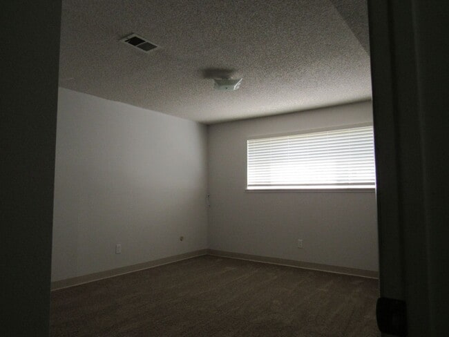 Building Photo - Remodeled Huge 4 Bedroom Townhome