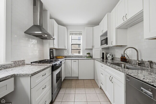 Building Photo - 632 Sheridan Square