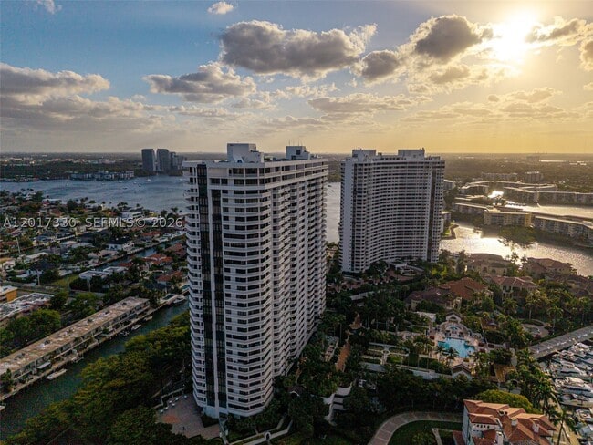 Building Photo - 2000 Island Blvd