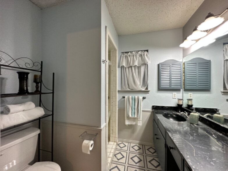 Building Photo - 7418 Meadow Cliff St