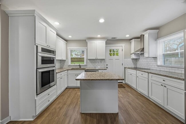 Building Photo - 2455 Lynn Iris Dr