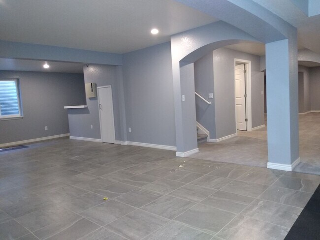 Building Photo - Massive and Expansive 5 Bedroom Green Vall...